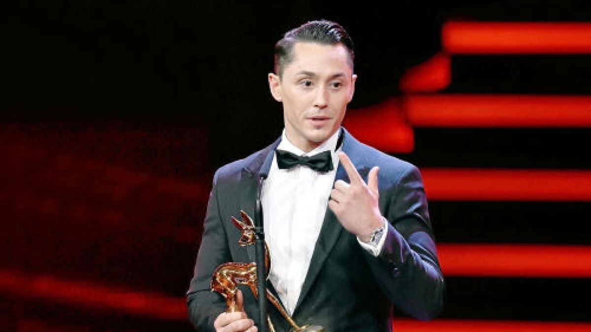 Andreas Toba erhält am 17.11.2016 in Berlin den Bambi in der Kategorie «Unsere Olympiahelden». Der Preis wird in diesem Jahr zum 68. Mal verliehen. Foto: Clemens Bilan/dpa +++(c) dpa - Bildfunk+++