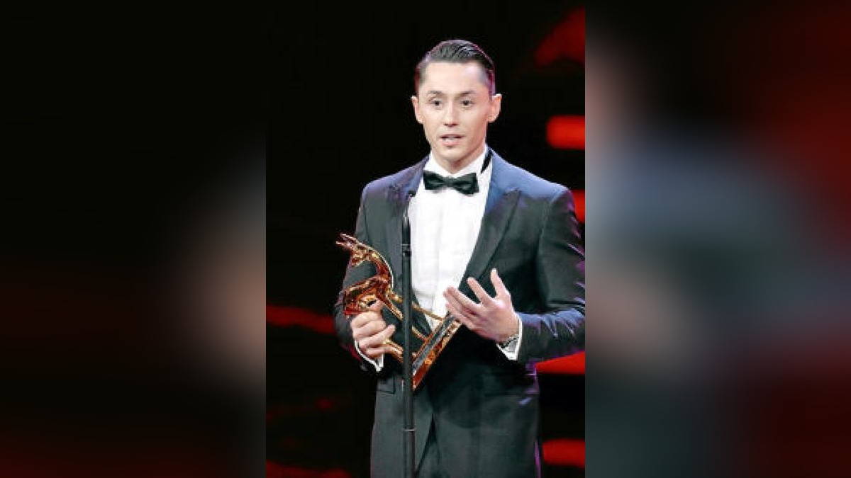 Andreas Toba erhält am 17.11.2016 in Berlin den Bambi in der Kategorie «Unsere Olympiahelden». Der Preis wird in diesem Jahr zum 68. Mal verliehen. Foto: Clemens Bilan/dpa +++(c) dpa - Bildfunk+++