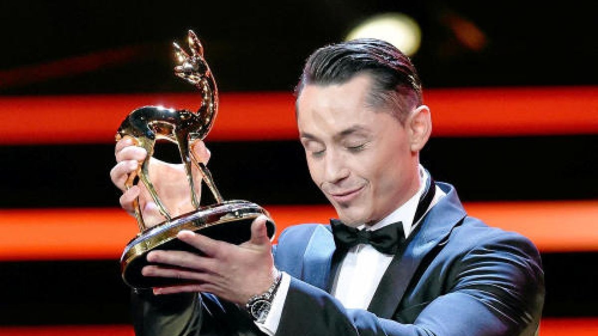 Andreas Toba erhält am 17.11.2016 in Berlin den Bambi in der Kategorie «Unsere Olympiahelden». Der Preis wird in diesem Jahr zum 68. Mal verliehen. Foto: Clemens Bilan/dpa +++(c) dpa - Bildfunk+++