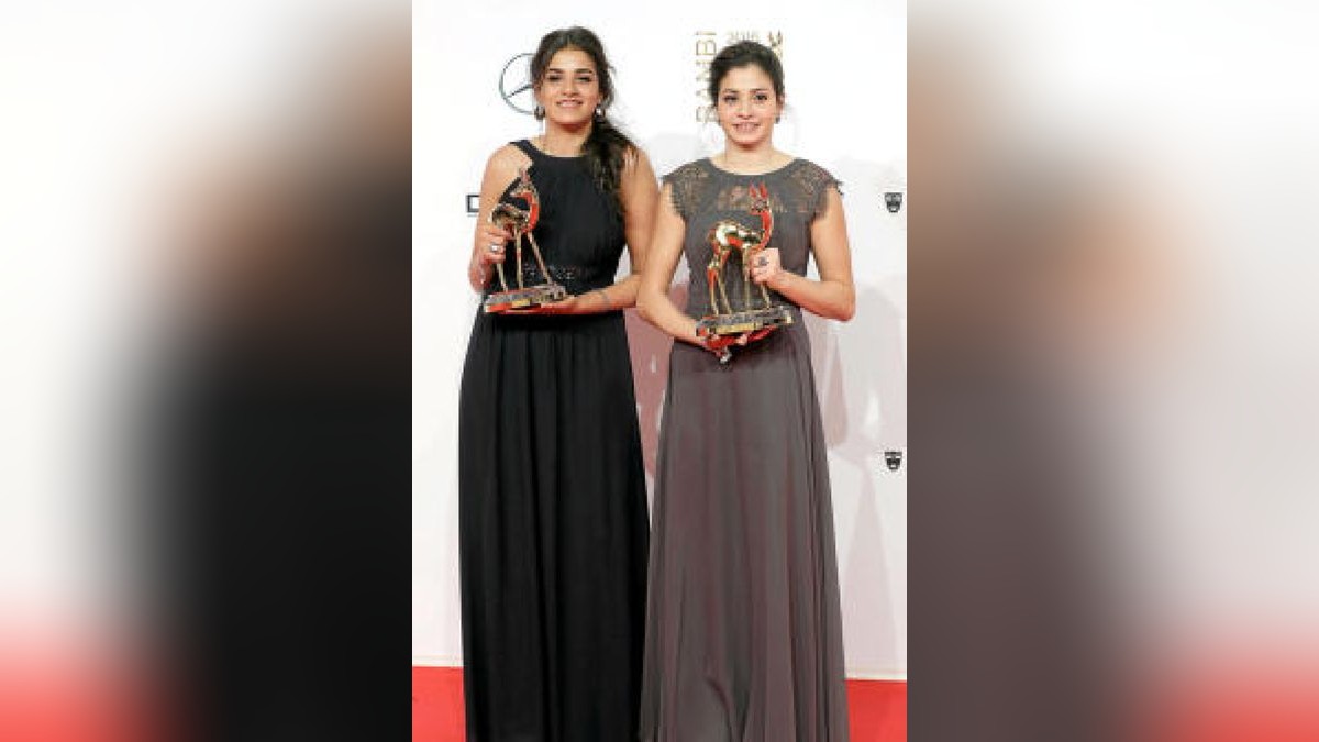 Yusra und Sarah Mardini präsentieren am 17.11.2016 in Berlin den Bambi in der Kategorie «Stille Helden». Der Preis wird in diesem Jahr zum 68. Mal verliehen. Foto: Jörg Carstensen/dpa +++(c) dpa - Bildfunk+++