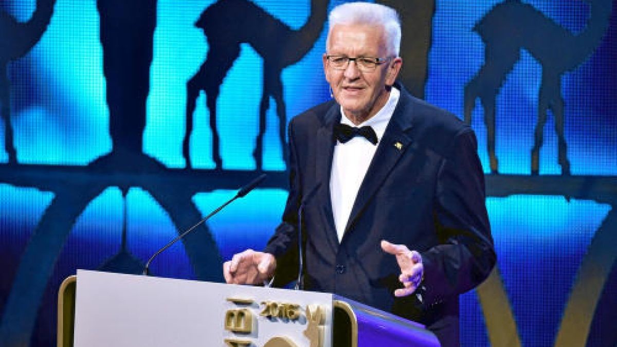 Baden-Württembergs Ministerpräsident Winfried Kretschmann (Bündnis 90/Die Grünen) steht am 17.11.2016 in Berlin während der Verleihung des Medienpreises Bambi als Laudator auf der Bühne. Der Preis wird in diesem Jahr zum 68. Mal verliehen. Foto: Clemens Bilan/dpa +++(c) dpa - Bildfunk+++