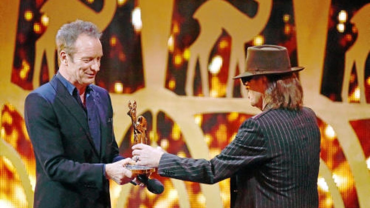 Udo Lindenberg (r) erhält am 17.11.2016 in Berlin den Bambi in der Kategorie 