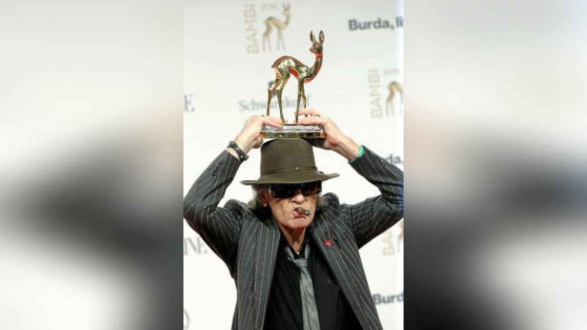 Udo Lindenberg präsentiert am 17.11.2016 in Berlin den Bambi in der Kategorie 