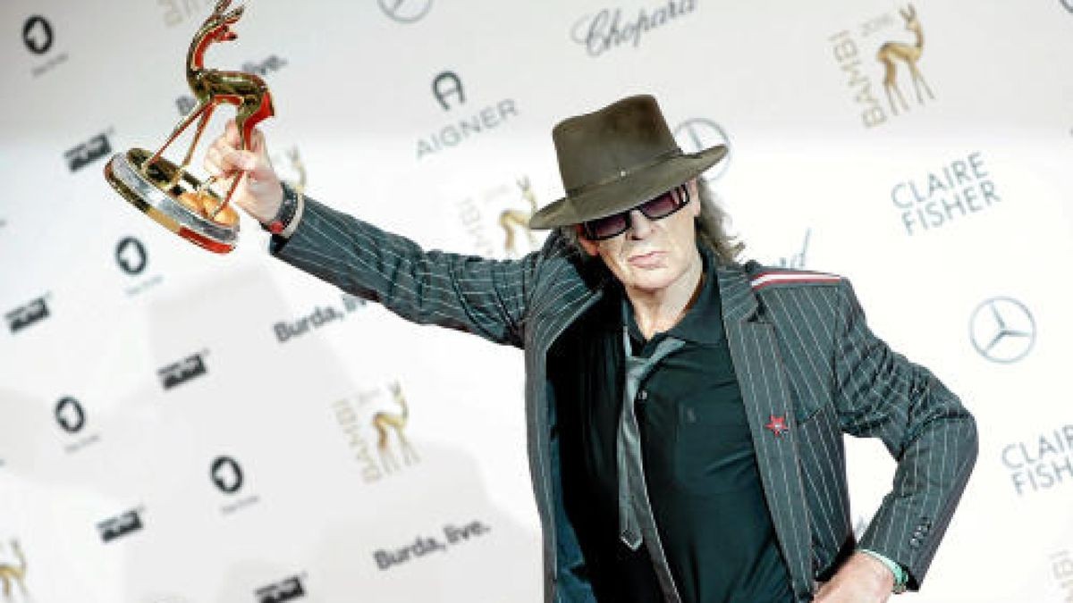 Udo Lindenberg präsentiert am 17.11.2016 in Berlin den Bambi in der Kategorie 