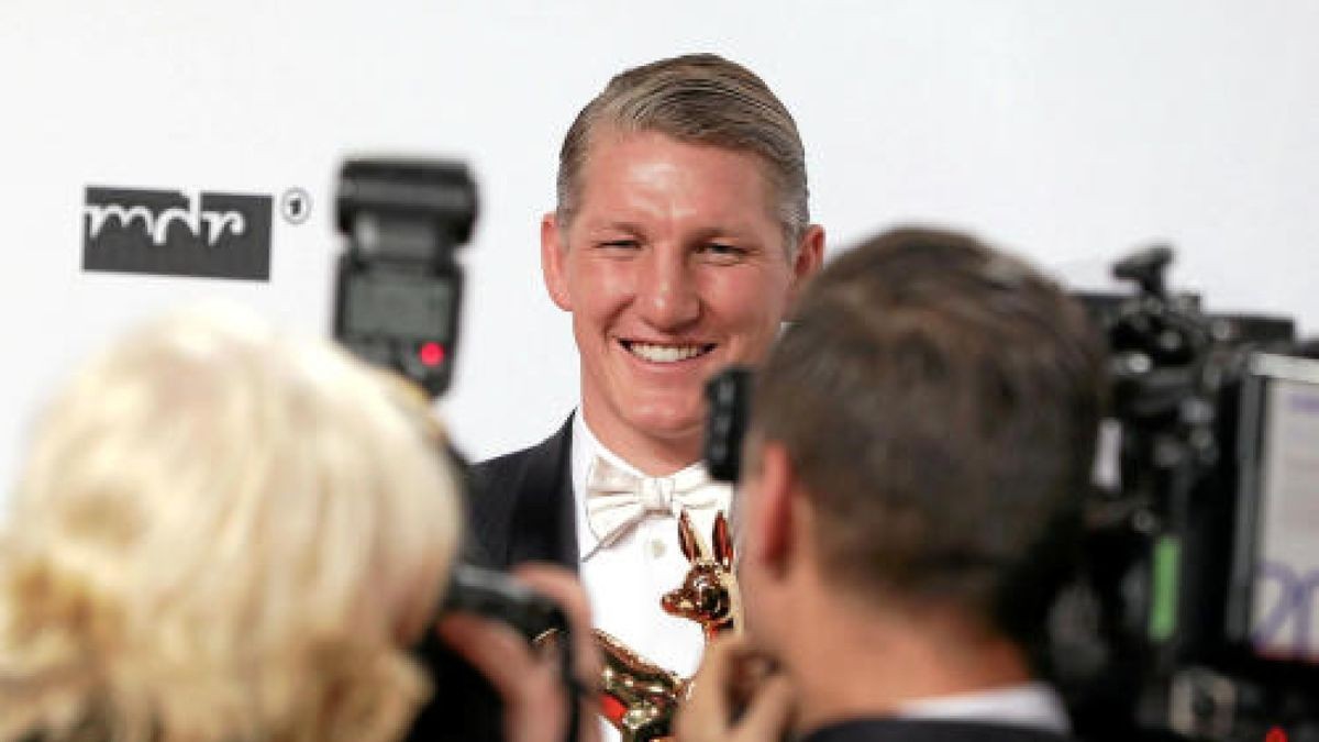 Bastian Schweinsteiger präsentiert am 17.11.2016 in Berlin den Bambi in der Kategorie 