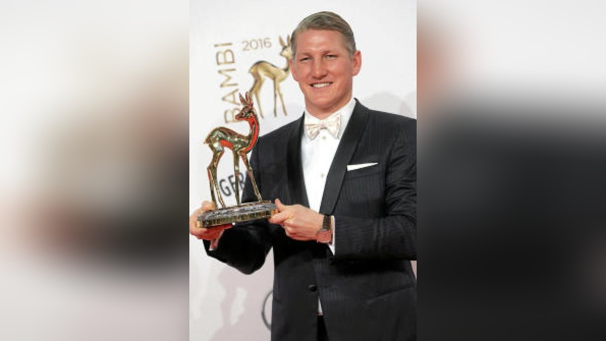 Bastian Schweinsteiger präsentiert am 17.11.2016 in Berlin den Bambi in der Kategorie 