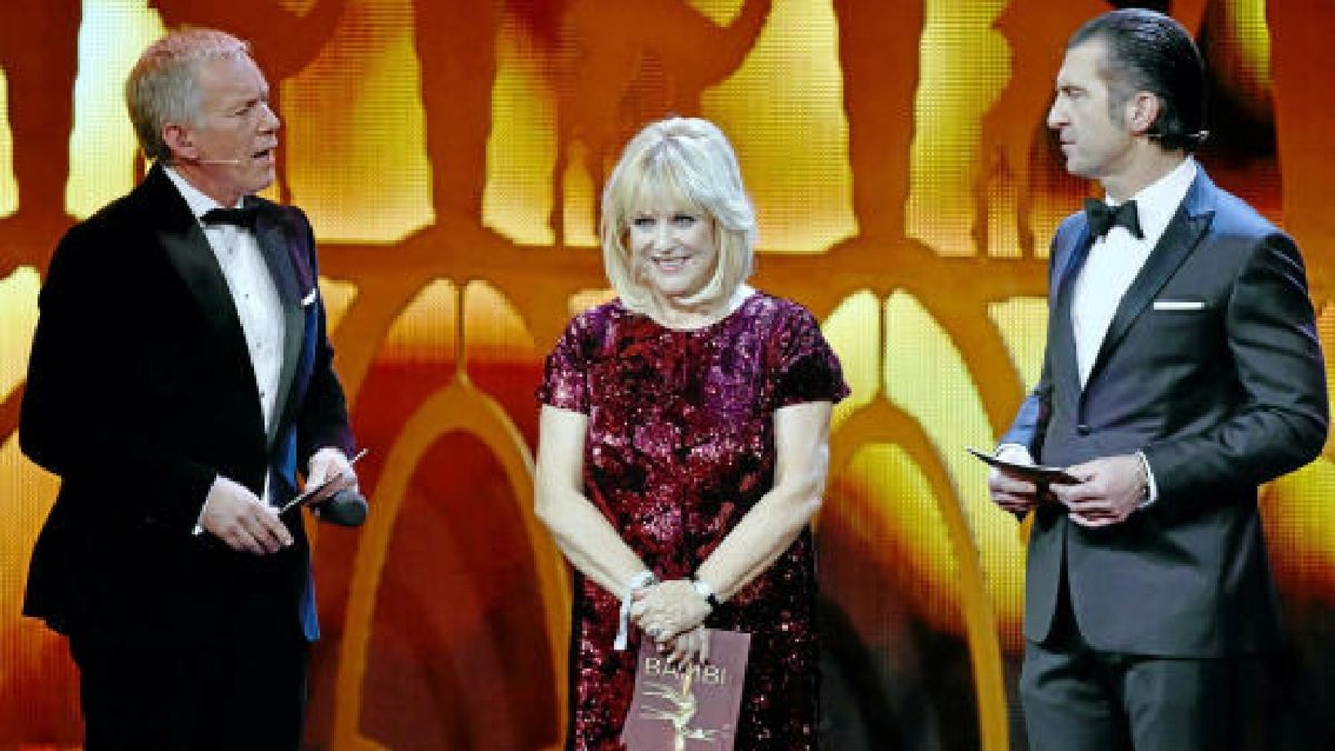 Johannes B. Kerner (l-r), Patricia Riekel und Philipp Welte stehen am 17.11.2016 in Berlin bei der 68. Verleihung des Medienpreises Bambi auf der Bühne. Foto: Clemens Bilan/dpa +++(c) dpa - Bildfunk+++