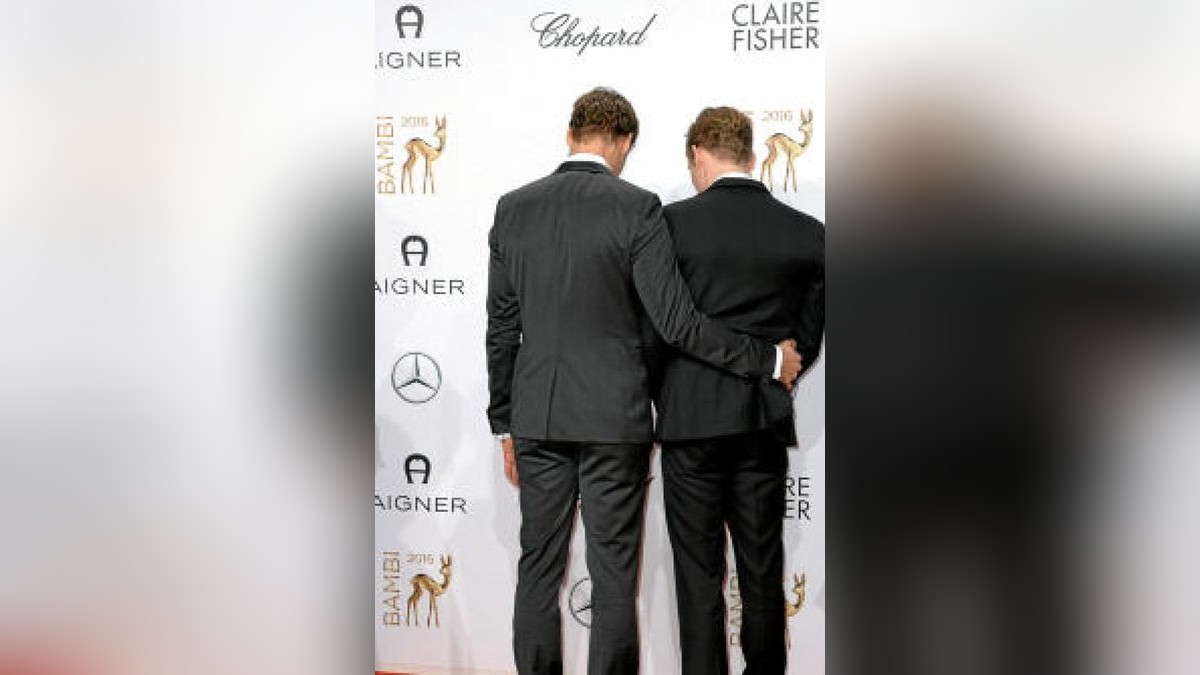 Florian David Fitz (l) und Matthias Schweighöfer am 17.11.2016 in Berlin zur 68. Verleihung des Medienpreises Bambi. Foto: Britta Pedersen/dpa +++(c) dpa - Bildfunk+++