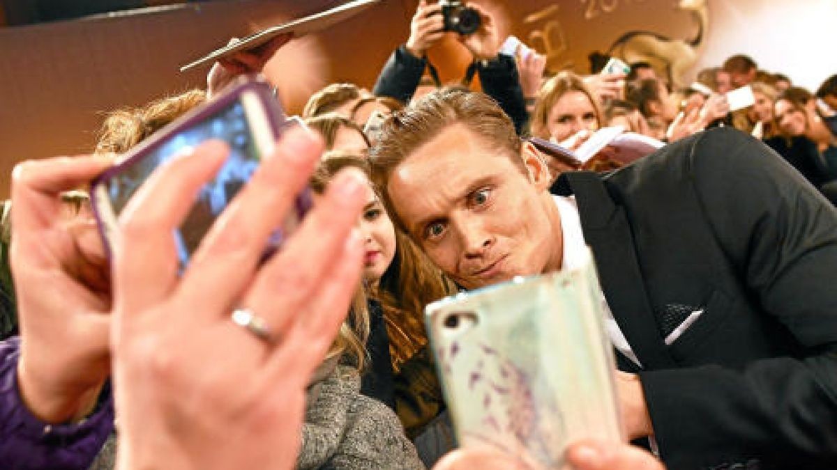 dpatopbilder - Matthias Schweighöfer posiert am 17.11.2016 in Berlin zur 68. Verleihung des Medienpreises Bambi mit Zuschauern für ein Selfie. Foto: Jens Kalaens/dpa Foto: Jens Kalaene/dpa-Zentralbild/dpa +++(c) dpa - Bildfunk+++