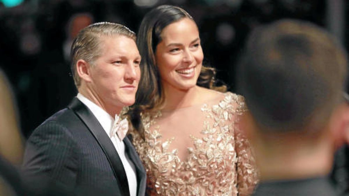 Bastian Schweinsteiger und Ehefrau Ana Ivanovic kommen am 17.11.2016 in Berlin zur 68. Verleihung des Medienpreises Bambi. Foto: Jörg Carstensen/dpa Foto: Jörg Carstensen/dpa +++(c) dpa - Bildfunk+++