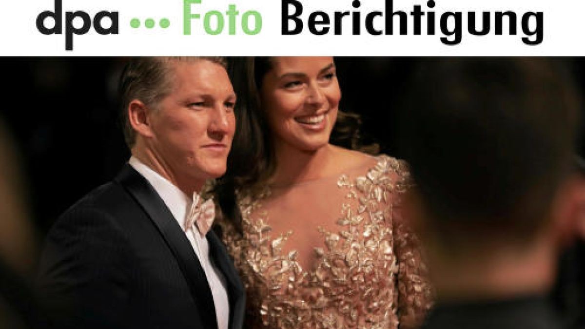 Sehr geehrte Kunden, bei dem gerade gesendeten Bild ist der Nachname von Schweinsteigers Ehefrau Ana falsch geschrieben. Er schreibt sich Ivanovic (nicht Ivanociv). Das Foto geht Ihnen mit dem berichtigten Text erneut zu. Wir bitten, den Fehler zu entschuldigen. Mit freundlichen Grüßen, Ihre dpa-Fotoredaktion - Tel. 030 2852 31515 Foto: Jörg Carstensen/dpa +++(c) dpa - Bildfunk+++