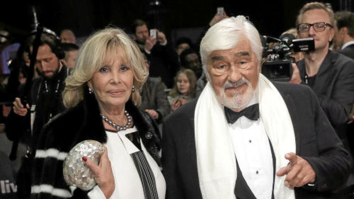 Mario Adorf und Ehefrau Monique kommen am 17.11.2016 in Berlin zur 68. Verleihung des Medienpreises Bambi. Foto: Jörg Carstensen/dpa +++(c) dpa - Bildfunk+++