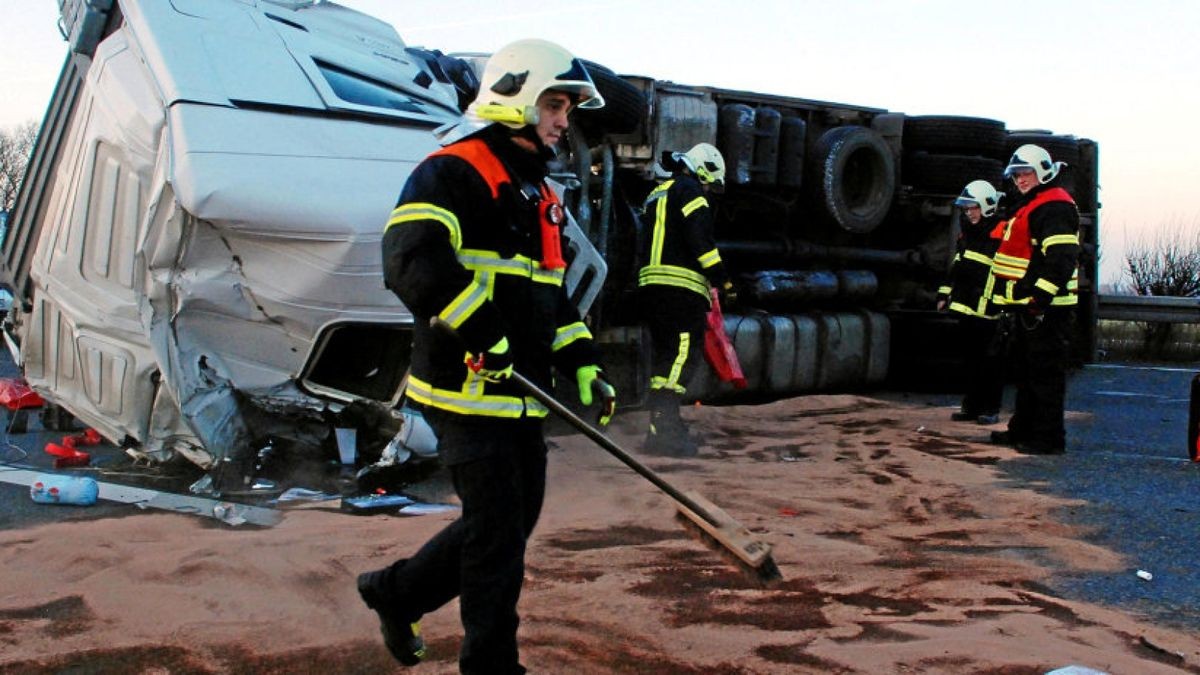 Grund für die Vollsperrung: Der umgestürzte Sattelschlepper. Foto: Claudia Klinger