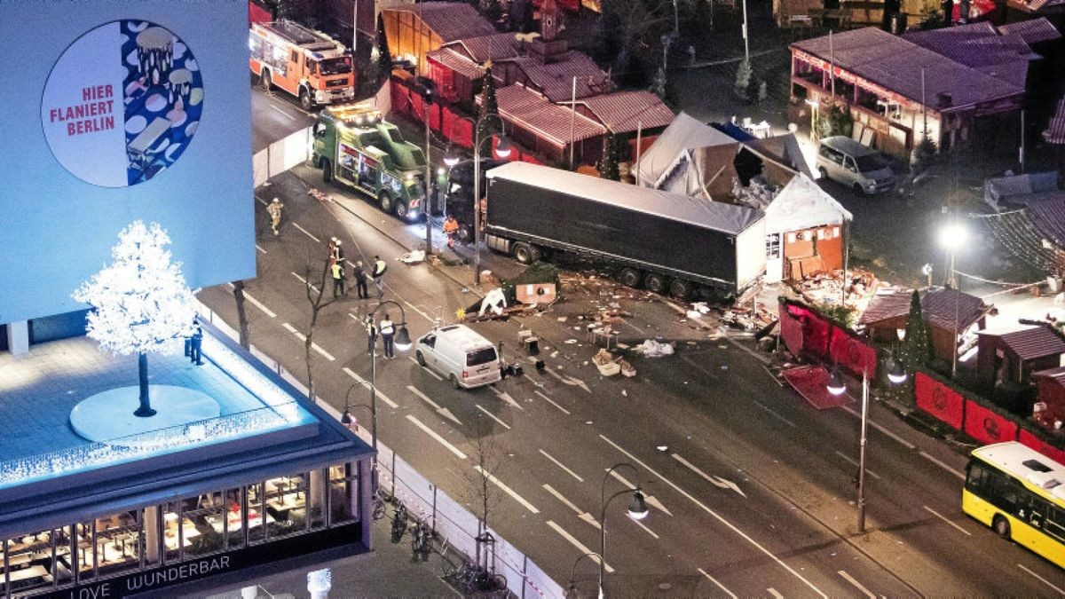 Der Lastwagen raste am Montagabend auf den Weihnachtsmarkt an der Berliner Gedächtniskirche. Dabei wurden zwölf Menschen getötet, mehr als 50 weitere Personen zum Teil schwer verletzt. Foto: Bernd von Jutrczenka / dpa