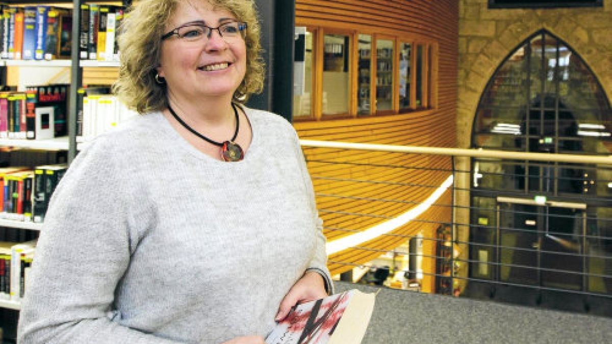 Foto zu Jahresbilanz der Bibliothek Mühlhausen, Mitarbeiterin Birgit Burmeister am 27. Dezember 2016 im historischen Gebäude der Jakobikirche. Foto: Sascha Willms0176-22643268- - - - - - - - - - - - - -Sascha WillmsOppenheimstraße 5499817 Eisenach0176/22643268www.willmson.dewww.with-my-eyes.orgFoto: Sascha Willms