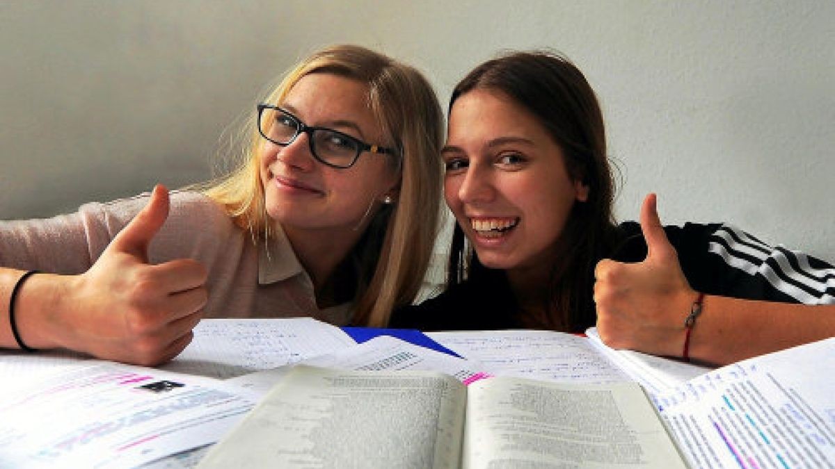 Nadja (links) aus Willmersdorf und Pauline aus Unterpörlitz bereiten sich auf das Abitur im nächsten Jahr vor.Foto: Ralf Ehrlich