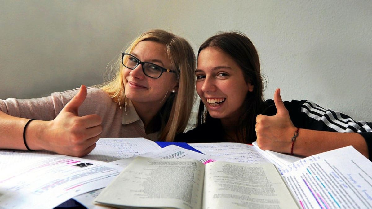 Nadja (links) aus Willmersdorf und Pauline aus Unterpörlitz bereiten sich auf das Abitur im nächsten Jahr vor.Foto: Ralf Ehrlich