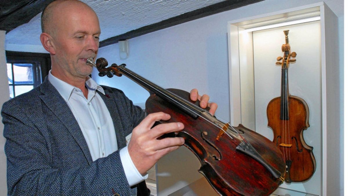 Eine Trompete versteckt sich im Gewand einer Violine