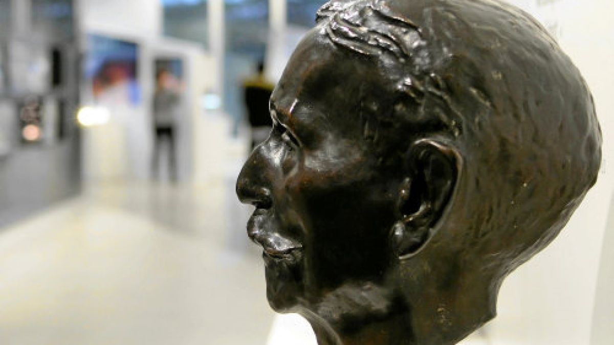 Tradition und Moderne: Eine Büste des Jenaer Firmengründers Otto Schott (1851-1935) ist aufgestellt in der Innovationsausstellung im Erich-Schott-Zentrum der Schott AG in Mainz.Foto: Lutz Prager