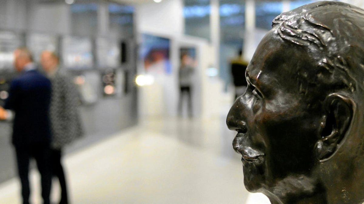 Tradition und Moderne: Eine Büste des Jenaer Firmengründers Otto Schott (1851-1935) ist aufgestellt in der Innovationsausstellung im Erich-Schott-Zentrum der Schott AG in Mainz. Foto: Lutz Prager