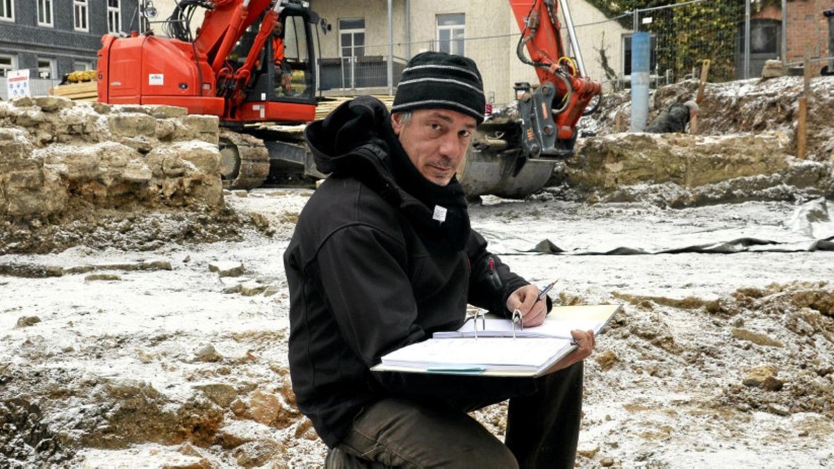 Der Grabungsleiter Martin Sowa vermisst einen Mauerrest am Mainzerhofplatz. Der Fischgrätenkern gehört zum Baustil der Romanik. Foto: Holger Wetzel