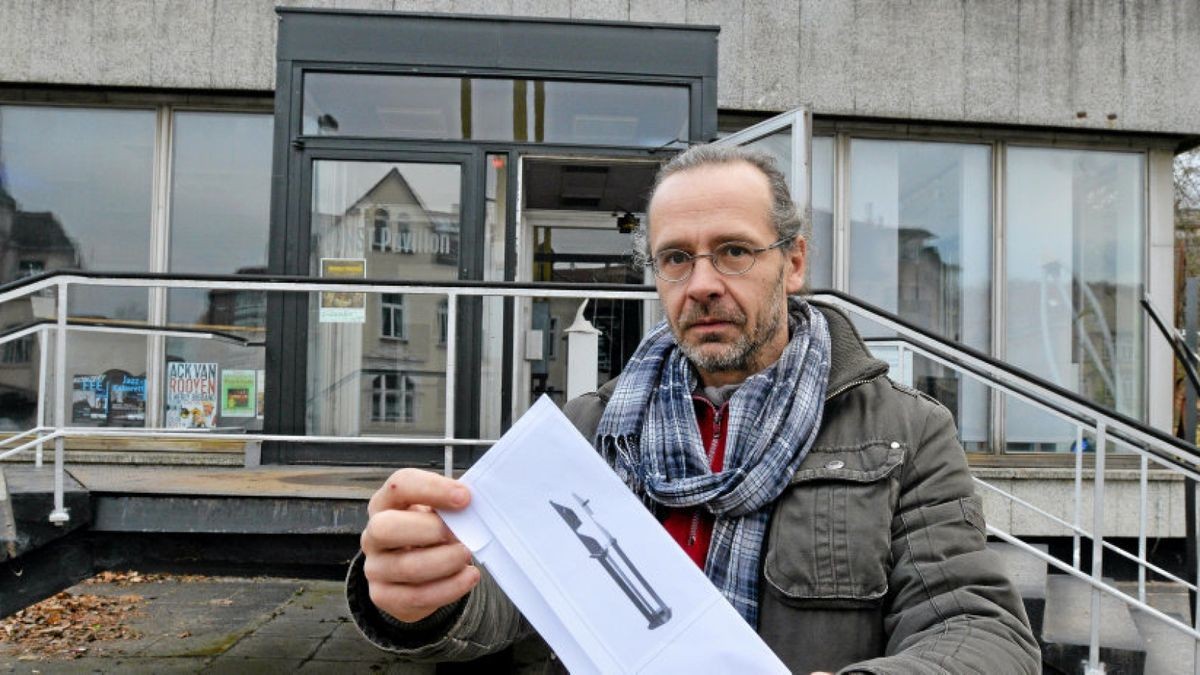 Metallbildhauer Peter Schäfer zeigt vor dem Kunstpavillon das Foto einer Skulptur, die vom Außengelände gestohlen worden ist. Foto: Heiko Kleinschmidt