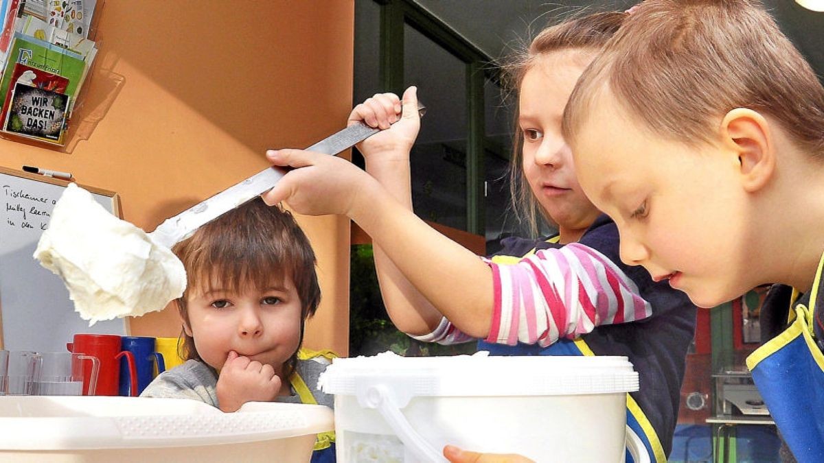 Ihre Vespermahlzeit und das zweite Frühstück bereiten die Kinder in Mönchenholzhausen selbst zu. Hier entsteht gerade eine Quarkspeise. Foto: Sabine Brandt