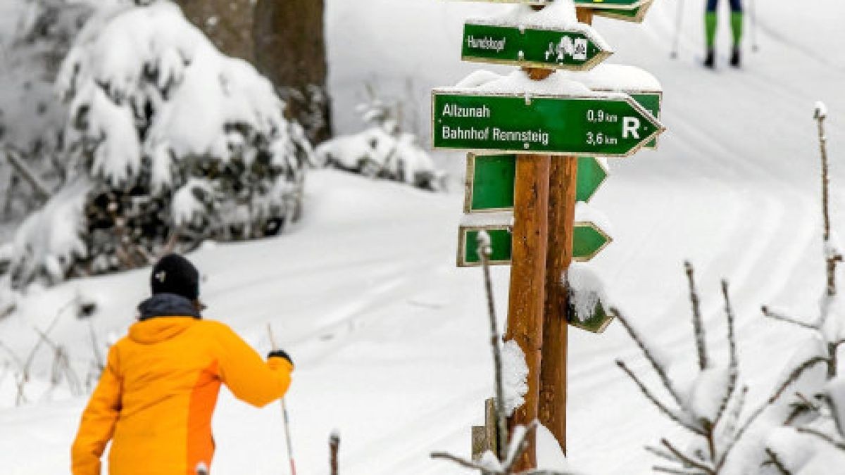 Skifahrer laufen am 12.01.2017 in der gespurten Loipe am Rennsteig bei Frauenwald (Thüringen). Foto: Arifoto Ug/dpa-Zentralbild/dpa +++(c) dpa - Bildfunk+++Foto: arifoto UG