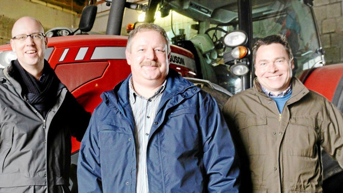 Erik Oberle (links) und Berthold Nolte (rechts) von der Südzucker AG sind jetzt Vorstand der Terra eG Sömmerda und mehrmals im Monat auf der Erfurter Höhe anzutreffen. In der Mitte Betriebsleiter Jörg-Ole Wesemann. Das Foto entstand in einer der Maschinenhallen des Unternehmens. Foto: Jens König