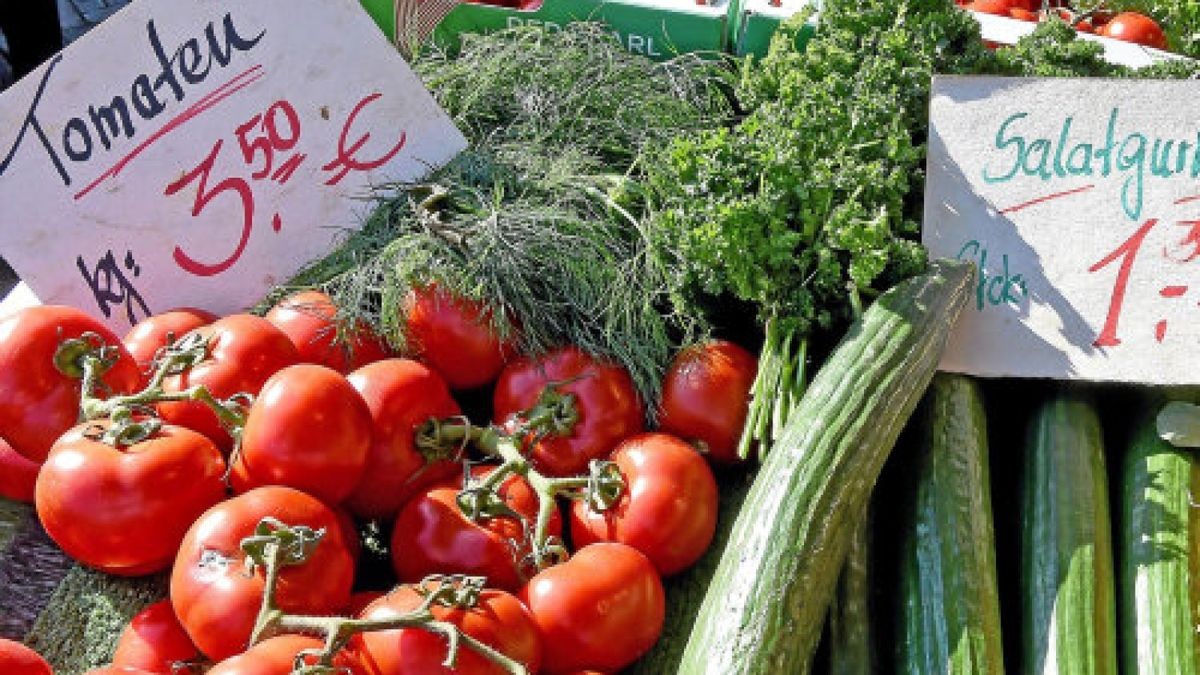 ARCHIV - Verschiedene Gemüsesorten liegen am 27.09.2016 auf dem Wochenmarkt in Langenhagen in der Region Hannover (Niedersachsen) in der Auslage eines Marktstandes. Frost in Süditalien und Sturzregen in Spanien sorgen dafür, dass seit einigen Wochen deutlich weniger Zucchini, Brokkoli und Eisbergsalat auf dem Teller landen - zumindest in preisbewussten Haushalten. Foto: Holger Hollemann/dpa +++(c) dpa - Bildfunk+++Foto: Holger Hollemann