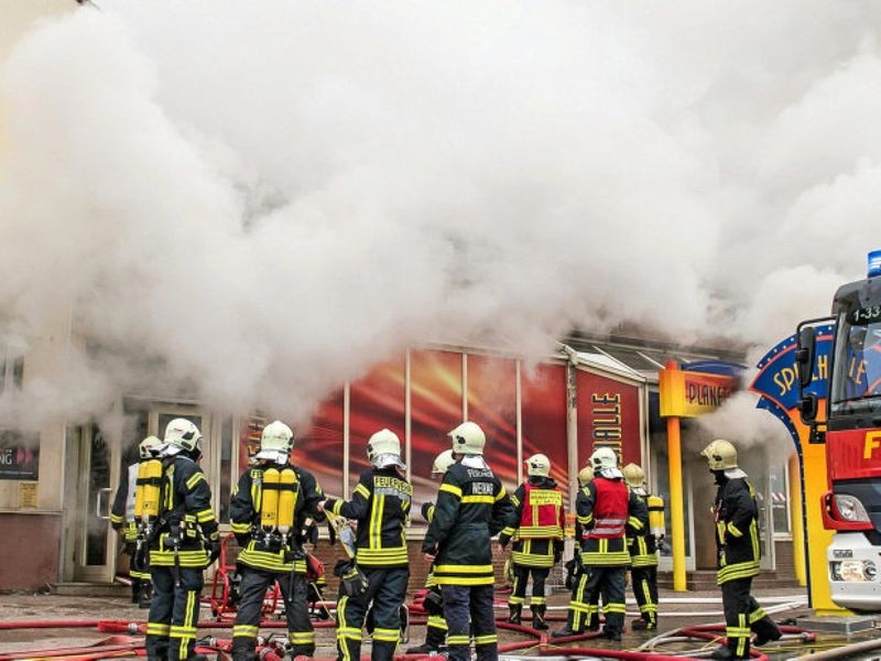 Schwerstarbeit für Feuerwehr am alten Speicher in Weimar