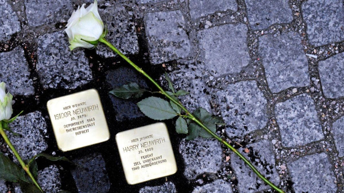 Die Gedenksteine für Isidor Neuwirth und seinen Sohn Harry Neuwirth sind seit Freitag am Neumarkt 9 in Gotha ins Pflaster eingelassen. Foto: Julia Löffler