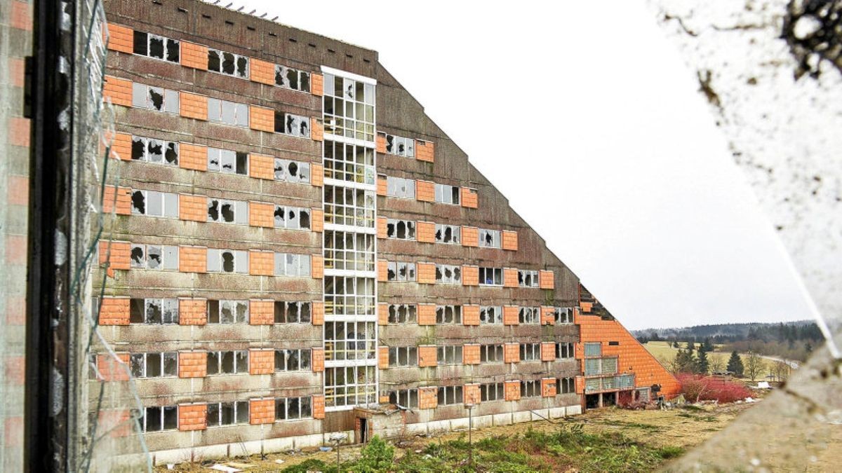 Die Schanzenform des NVA-Heimes war ortsbildprägend. Ende des Jahres wird es diesen Anblick nicht mehr geben. Dann sollen die Abrissarbeiten beendet sein. Der Blick auf das Gebäude entstand vom ehemaligen Speisesaal aus. Foto: 50Hertz