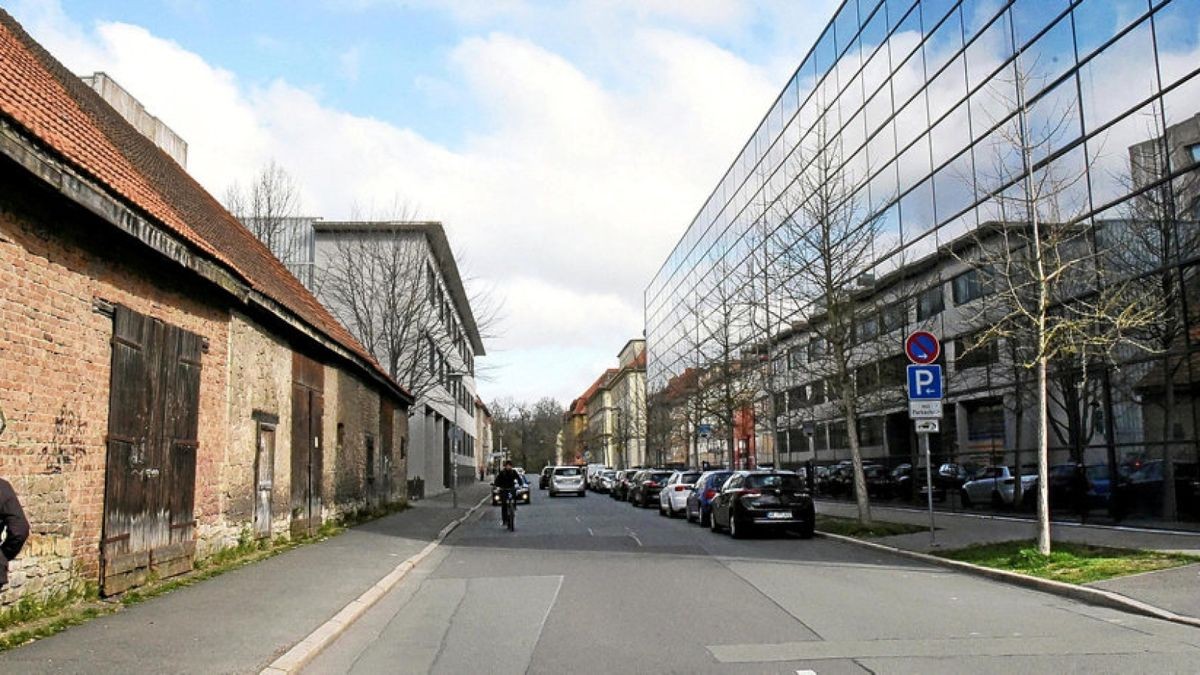 Links die Ackerbürgerscheunen in der Weimarer Coudraystraße, rechts das Centrum für Innovatives Bauen, hinten links die MFPA. Foto: Michael Baar