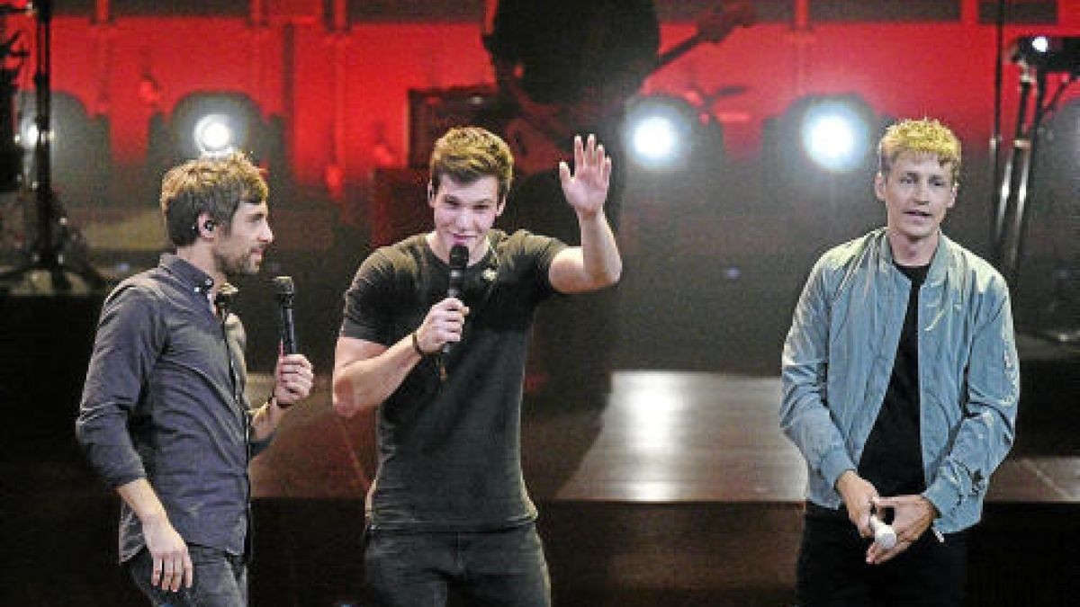 Und auch die Sänger Tim Bendzko, Wincent Weiss und Max Giesinger standen zusammen auf der Bühne. Foto: Rainer Jensen/dpa