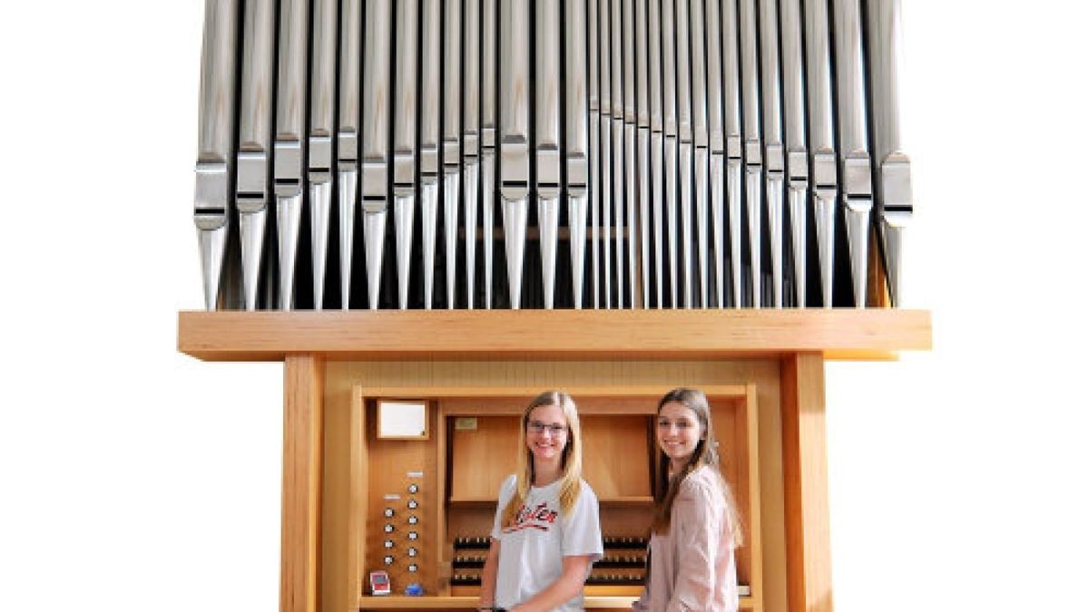 Nadja (19, links) und Pauline (17) posieren fürs Foto an der Orgel der neuapostolischen Kirche in Ilmenau. Pauline gehört zu der Religionsgemeinschaft, Nadja ist evangelisch getauft. Beide besuchen die zwölfte Klasse, Nadja am Lindenberg-Gymnasium, Pauline am Goethe-Gymnasiumin Ilmenau.Foto: Ralf Ehrlich