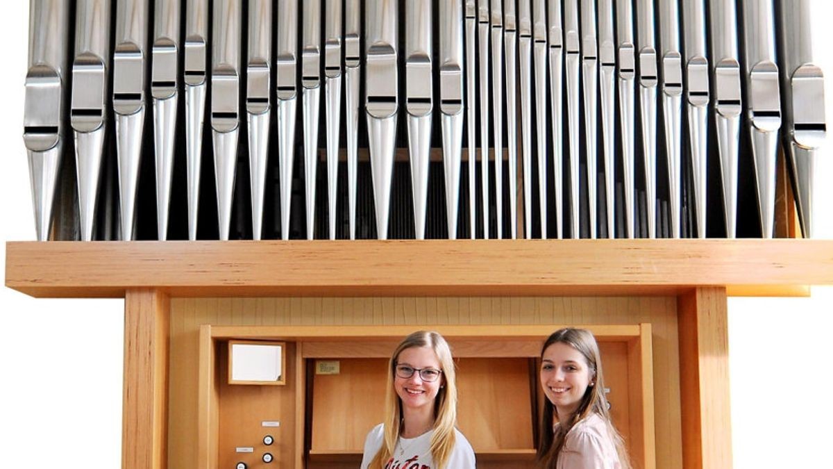 Nadja (19, links) und Pauline (17) posieren fürs Foto an der Orgel der neuapostolischen Kirche in Ilmenau. Pauline gehört zu der Religionsgemeinschaft, Nadja ist evangelisch getauft. Beide besuchen die zwölfte Klasse, Nadja am Lindenberg-Gymnasium, Pauline am Goethe-Gymnasium in Ilmenau. Foto: Ralf Ehrlich