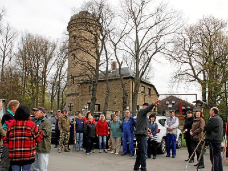 50 fleißige Anwohner beim Frühjahrsputz am Ferberturm in Gera