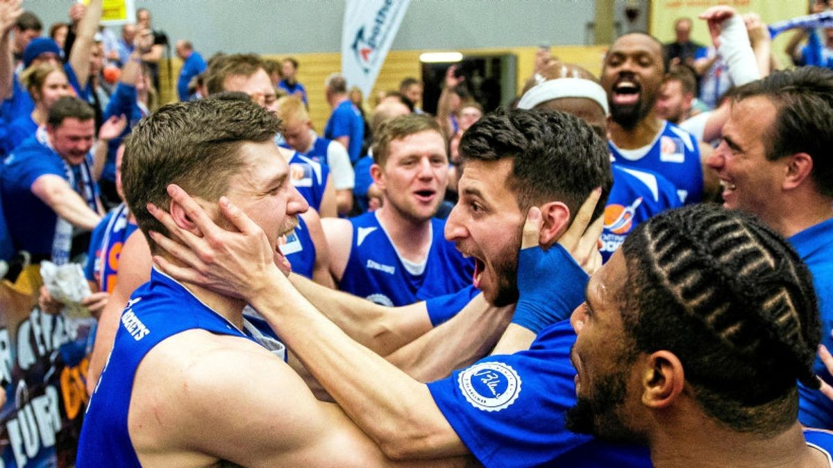 Riesenjubel der Gothaer nach dem 70:67 Sieg gegen Chemnitz. Gotha steigt damit in die erste Bundesliga auf. Foto: Sascha Fromm