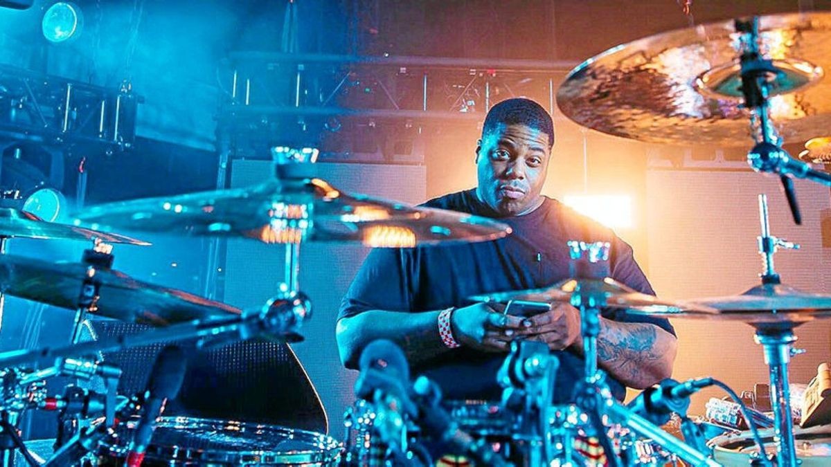 Schlagzeuger Aaron Spears tourte in diesem Jahr schon mit Ariana Grande um die Welt. Am 2. Juni spielt er live in Erfurt. Foto: aaronspearsofficial