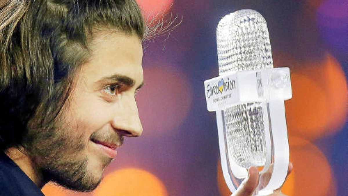 Der Sieger des 62. Eurovision Song Contest (ESC), Salvador Sobral aus Portugal freut sich mit der Siegertrophäe. Foto: Efrem Lukatsky/AP/dpa