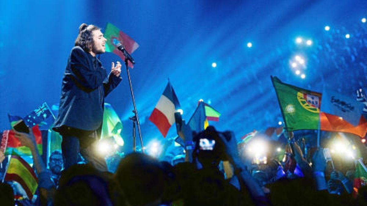 Der Sieger des 62. Eurovision Song Contest (ESC), Salvador Sobral aus Portugal, singt seinen Song Amar Pelos Dois nach dem Finale am 13.05.2017 in Kiew (Ukraine). Foto: Julian Stratenschulte/dpa