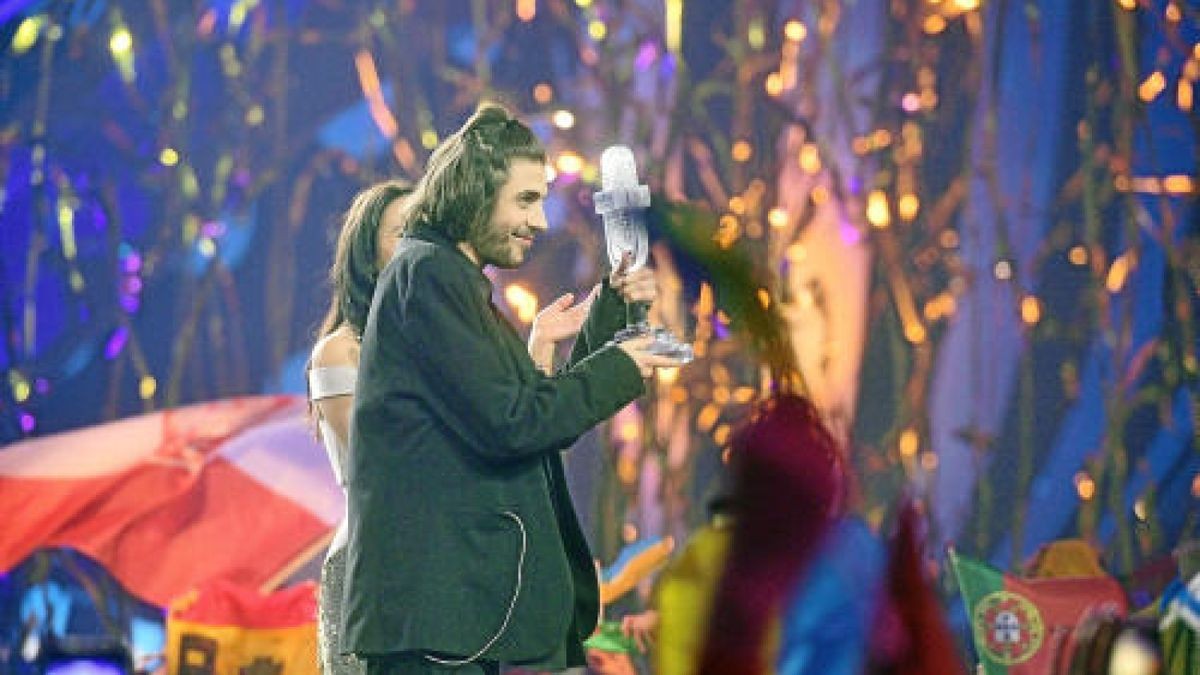 Salvador Sobral aus Portugal, mit der Siegertrophäe nach dem Finale. Den Song hat ihm seine Schwester Luisa geschrieben. Foto: Julian Stratenschulte/dpa