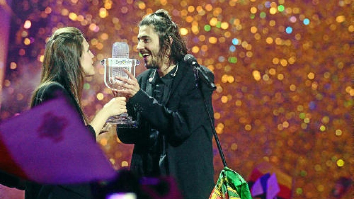 Der Sieger des 62. Eurovision Song Contest (ESC), Salvador Sobral aus Portugal, mit der Siegertrophäe. Den Song hat ihm seine Schwester Luisa geschrieben. Foto: Julian Stratenschulte/dpa