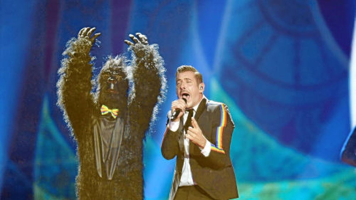 Francesco Gabbani singt für Italien «Occidentali·s Karma». Foto: Julian Stratenschulte/dpa