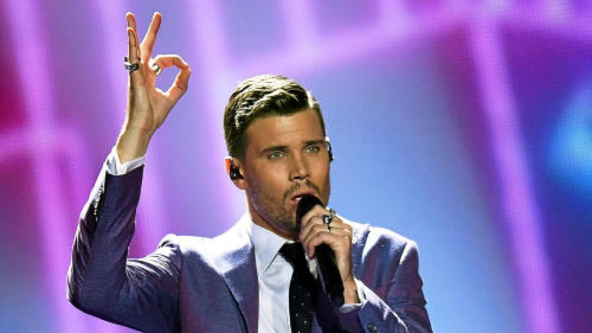 Robin Bengtsson singt für Schweden «I Can't Go On». Foto: Julian Stratenschulte/dpa