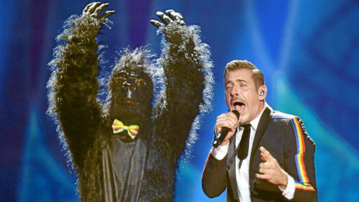 Francesco Gabbani singt für Italien «Occidentali·s Karma». Foto: Julian Stratenschulte/dpa