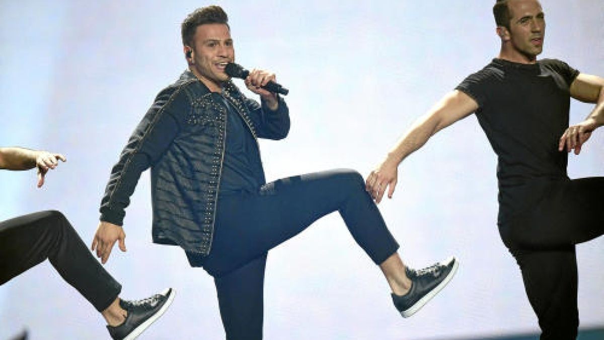 Hovig Demirjian singt für Zypern «Gravity». Foto: Julian Stratenschulte/dpa