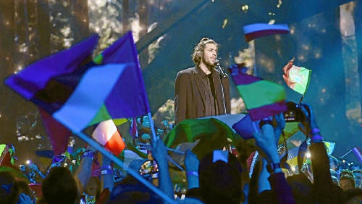 Salvador Sobral singt für Portugal «Amor pelos dois». Foto: Julian Stratenschulte/dpa