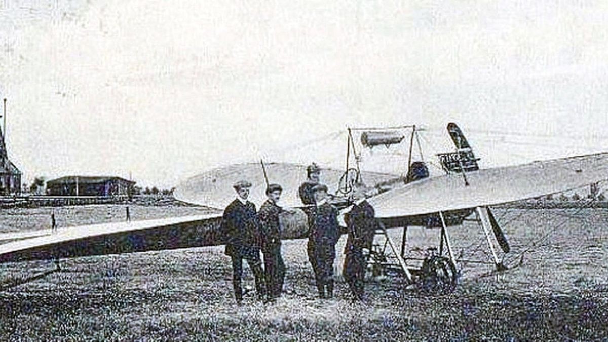 Fluglehrer Ernst Schlegel mit einer Gotha-Taube vor der Gothaer Luftschiffhalle in der Töpfleber Flur. Das Modell gilt als Geburtsstunde der 